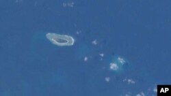 Ảnh đảo Ba Bình chụp từ Trạm không gian Quốc tế. Ba Bình là hòn đảo lớn nhất thuộc quần đảo Trường Sa, nằm cách Cao Hùng phía Nam Đài Loan chừng 1600 cây số về hướng Tây Nam.