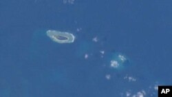 Ảnh đảo Ba Bình chụp từ Trạm không gian Quốc tế. Ba Bình là hòn đảo lớn nhất thuộc quần đảo Trường Sa, nằm cách Cao Hùng phía Nam Đài Loan chừng 1600 cây số về hướng Tây Nam.