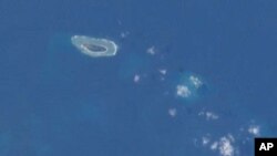 Ảnh đảo Ba Bình chụp từ Trạm không gian Quốc tế. Ba Bình là hòn đảo lớn nhất thuộc quần đảo Trường Sa, nằm cách Cao Hùng phía Nam Đài Loan khoảng 1.600 cây số về hướng Tây Nam.