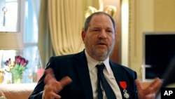 美国电影大亨哈维·温斯坦在荣获荣誉军团勋章的同一天接受采访(2012年3月7日)