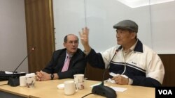 台湾联合国协进会理事长、前台湾国防部长蔡明宪(右 )11月29日在台北主持研讨会(美国之音许宁摄影)