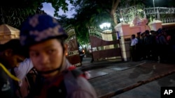 安全人员在敏昂莱将军的车队进入仰光大主教府邸会晤教宗方济各后关上大门。(2017年11月27日)