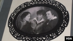 中国宋庆龄基金会2011在莫斯科举办展览,展出的宋庆龄与苏共领导人加里宁的夫人在莫斯科(右一)照片。