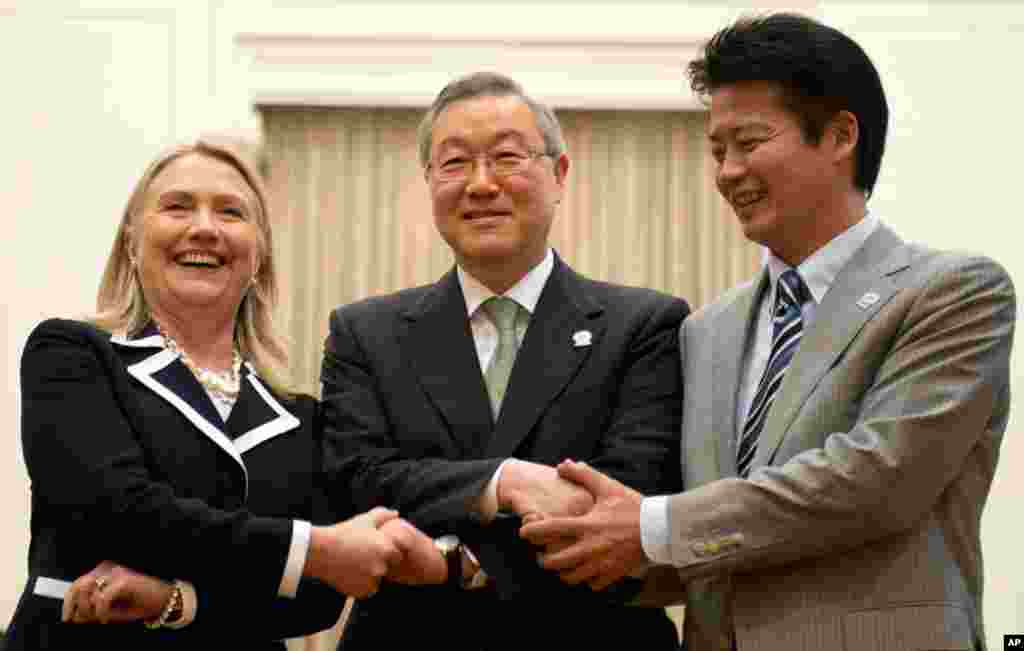 Ngoại trưởng Mỹ Hillary Clinton, Ngoại trưởng Hàn Quốc Kim Sung-hwan (giữa) và Bộ trưởng Ngoại giao Nhật Bản Koichiro Gemba bắt tay nhau tại Diễn đàn Khu vực ASEAN ở Phnom Penh, Campuchia, ngày 12/7/2012
