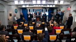 特朗普总统和冠状病毒工作小组在白宫举行记者会。（美联社2020年3月16日摄）