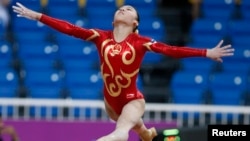 资料照:2010年3月24日,中国女子体操国家选手吴柳芳在卡塔尔举行的多哈体操世界杯女子决赛中获平衡木金牌。