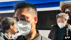 台湾中央通讯社 (CNA) 于 2024 年 2 月 20 日拍摄并发布的这张照片显示,在台北管辖的金门岛附近翻船的中国遇难者的亲属抵达金门。