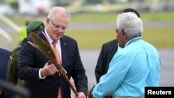 澳大利亚总理莫里森2019年1月16日抵达瓦努阿图访问(路透社)