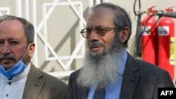 艾哈迈德·奥马尔·谢赫的父亲站在伊斯兰堡的巴基斯坦最高法院外对媒体讲话。(2021年1月28日)