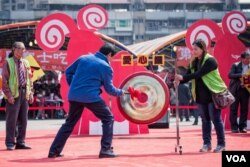 台湾总统马英九与慈善家曹庆一起敲响“爱心锣“为”寒士尾牙“活动揭开序幕。(美国之音记者方正拍摄)