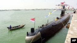 在中国青岛军港停泊的中国海军潜水艇 (资料照片)