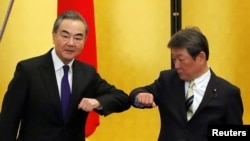 中国外长王毅在东京与日本外相茂木敏充举行会晤。(2020年11月24日)