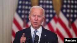 Presiden AS Joe Biden menyampaikan pidato tentang krisis di Afghanistan saat berpidato di Ruang Timur Gedung Putih di Washington, AS, 16 Agustus 2021. (Foto: REUTERS/Leah Millis)