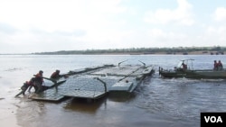 2015年8月,参加军事比赛活动的中国工兵在俄罗斯奥卡河上架桥。(美国之音白桦)