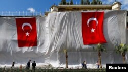 Tòa nhà được bao phủ với vải và quốc kỳ Thổ Nhĩ Kỳ sau vụ đánh bom xe hôm thứ ba 7/6/2016.
