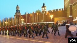 去年5月莫斯科红场阅兵彩排,俄军士兵身着二战苏联红军军装入场。