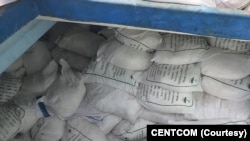 资料照片:美国海军部队在阿曼湾拦截的一艘渔船上发现了装有通常用于制造导弹燃料高氯酸铵的麻袋。(2022年11月)