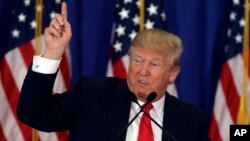 Ứng cử viên tổng thống của đảng Cộng hòa Donald Trump phát biểu trong cuộc họp báo tại Câu lạc bộ Trump National Golf ở Jupiter, Florida, ngày 8/3/2016.