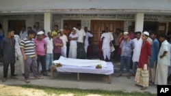 2016年6月10日,孟加拉国巴布纳一名印度教神职人员被砍杀致死后,当地民众围绕着他的遗体