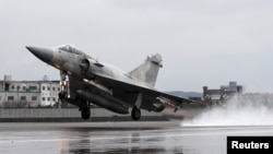 台湾空军幻象2000战机在新竹起飞参加军演。(2019年1月16日)