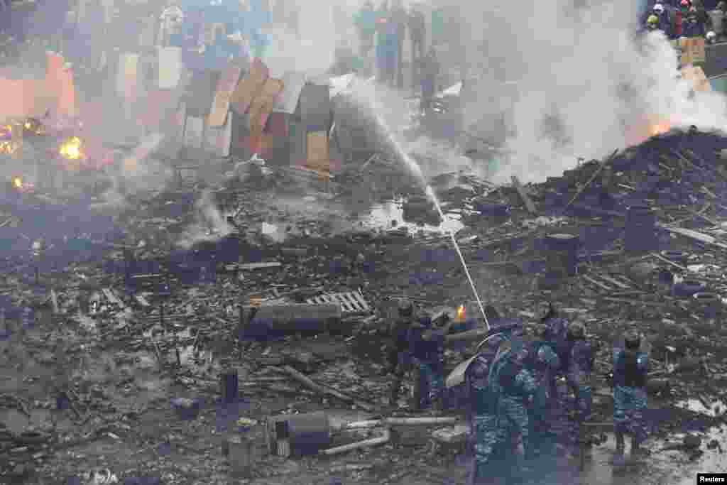 Cảnh sát chống bạo động dùng vòi rồng để đối phó với người biểu tình tại  Quảng trường Độc lập ở trung tâm Kiev, ngày 19/2/2014.