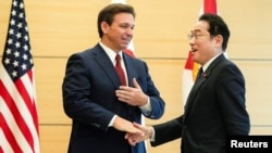 日本首相岸田文雄在东京会晤到访的美国佛罗里达州州长德桑蒂斯。(2023年4月24日)