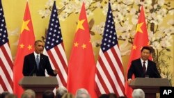 美国总统奥巴马(左)11月12日与中国领导人习近平在北京人民大会堂举行联合记者会时发表讲话