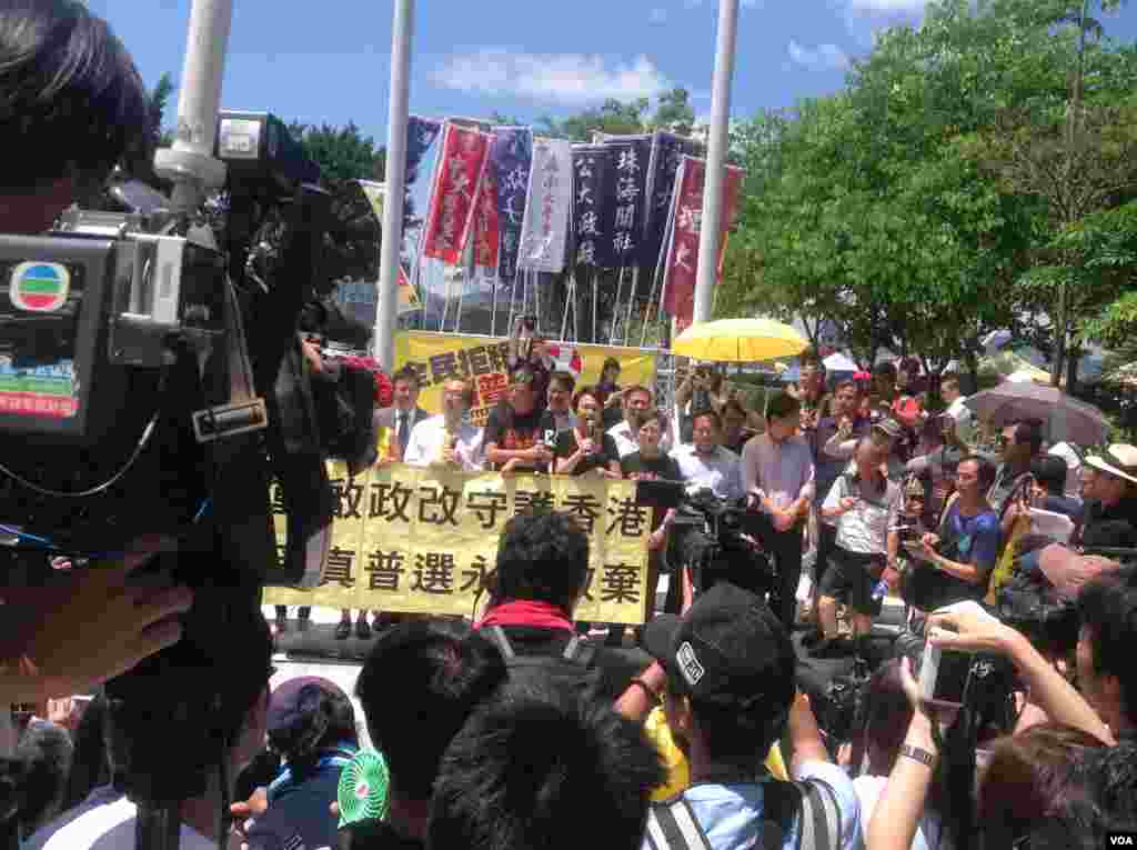 香港立法会否决2017年特首选举方案(美国之音海彦拍摄)