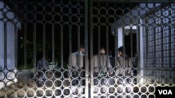 လုံခြုံရေးဝန်ထမ်းများ လုံခြုံရေးယူနေစဉ်။