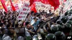 2012年9月15日,中国示威民众与警察北京日本驻华大使馆外面发生冲突(资料照片)