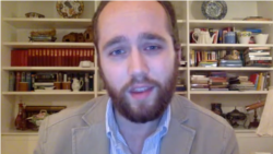 美国大学民主党全国委员会主席约翰·梅茨接受美国之音采访(Skype 截图)