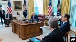 特朗普总统、参议院多数党领袖麦康奈尔、众议院少数党领袖麦卡锡和财政部长姆努钦在白宫椭圆形办公室会面。(2020年7月20日)