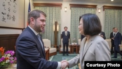 台湾总统蔡英文星期一在总统府会见美国亚利桑那州联邦众议员加耶戈 (图片来源:台湾总统府)