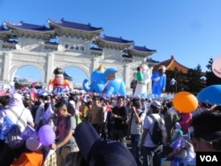 柯阵营游行嘉年华(美国之音许波拍摄)