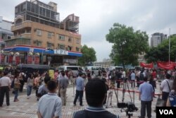 会场外欢迎和抗议张志军的民众 (美国之音张佩芝摄)