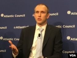 火眼公司网络威胁情报分析师威廉·格拉斯(William Glass) (美国之音钟辰芳拍摄)