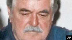 Diễn viên của loạt phim Star Trek James Doohan, qua đời năm 2007, nằm trong số những người đã chọn dành một vài gram tro cốt để được phóng vào không gian