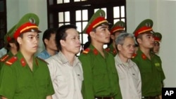 Ông Ðoàn Văn Vươn (thứ nhì từ trái) và anh trai Đoàn Văn Sinh (thứ tư từ bên trái) ra tòa tại Hải Phòng, ngày 2/4/2013. 