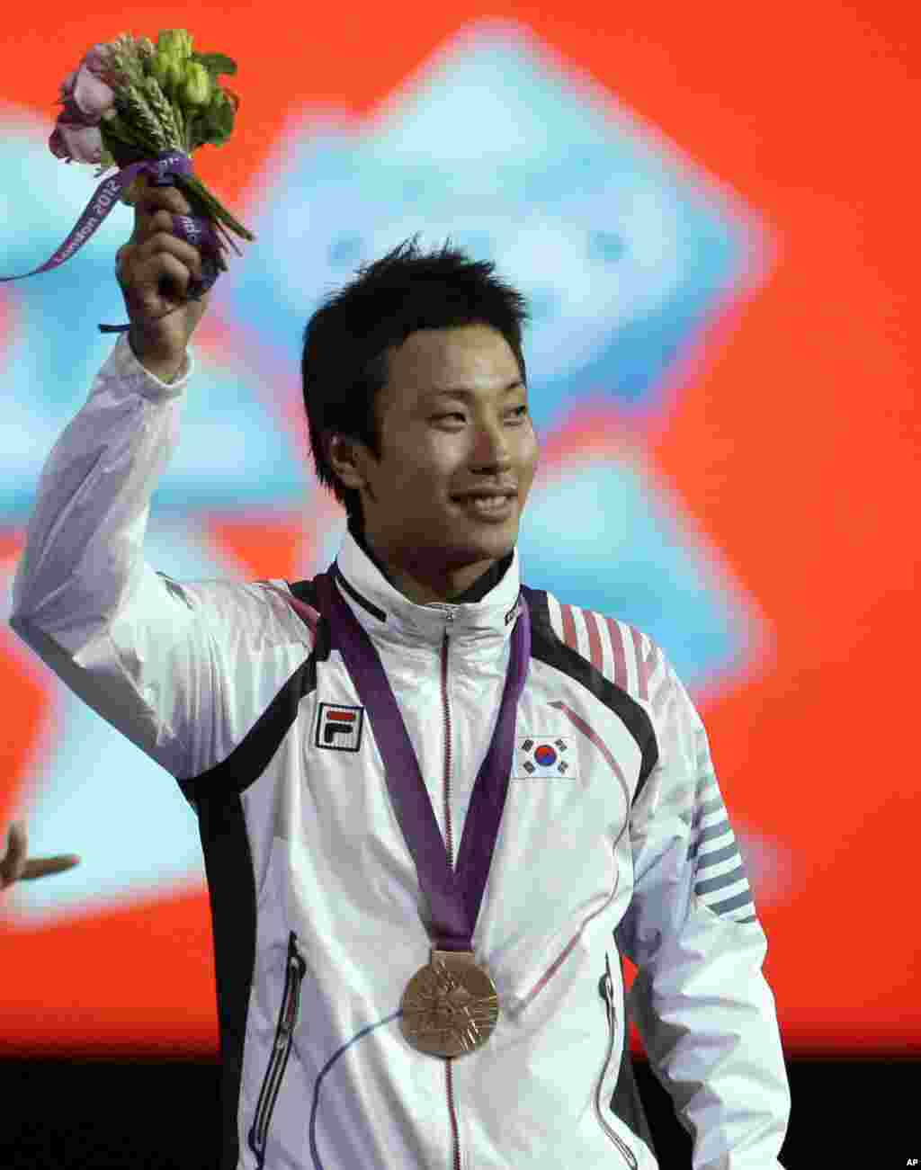 Vận động viên Hàn Quốc Choi Byungchul, giành huy chương đồng môn kiếm liễu nội dung cá nhân, vẫy chào khán giả trong buổi lễ trao huy chương, 31 tháng 7, 2012. (AP Photo/Andrew Medichini)