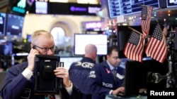 纽约证券交易所的交易员在场内工作。(2018年12月24日)