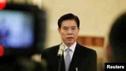 中国商务部长钟山2019年3月5日见记者(路透社)
