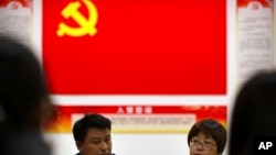 在中共十九大召开前北京一个社区组织居民学习相关精神。(2017年10月14日)