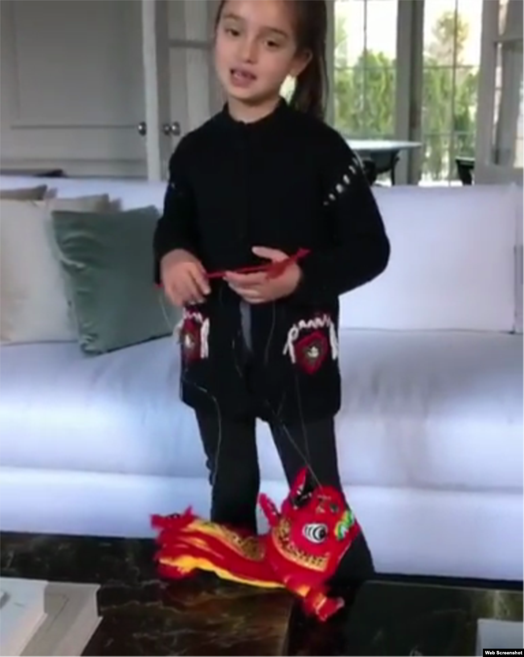 川普总统的外孙女,5岁的阿拉贝拉·库什纳手拿中国传统的牵线狮子玩偶,唱中文儿歌《新年好》(川普的女儿伊万卡·川普2017年2月2日发的中国春节拜年推特的视频截图)。2月1日晚上,美国总统川普的女儿伊万卡·川普也携同会说中文的小女儿阿拉贝拉参加了在中国驻美国大使馆举办的 “中国文化之夜”活动。