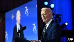 2024年7月9日,美国总统拜登在华盛顿梅隆礼堂举行的北约成立75周年庆祝活动上发表讲话。(法新社照片)