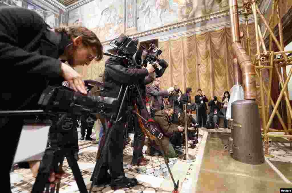 Giới truyền thông hôm 9/3 thu hình lò đốt lá phiếu tại nhà nguyện Sistine. Một khi bước vào mật nghị, các vị hồng y sẽ dùng lò này để báo cho thế giới bên ngoài biết đã chọn được giáo hoàng mới hay chưa. Khói bốc lên màu đen là chưa và màu trắng là đã có giáo hoàng mới.