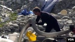 汲取河泥的粗管(美国之音国符拍摄)