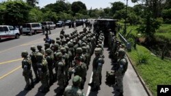 墨西哥宪兵部队6月5日在边境高速公路集结,准备拦截来自中美洲的移民大军,阻止他们前来美国。