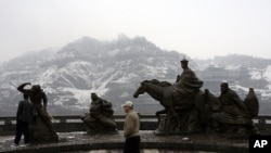 一名游客走过曾经为丝绸之路重要城镇—兰州的一个景点。(资料照片)