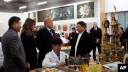 美国的唐纳德·川普总统和第一夫人梅拉尼亚,中国主席习近平在北京紫禁城参观了故宫文物医院(2017年11月8日)。