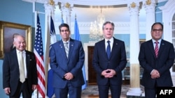 资料照片:2023年9月26日,马绍尔群岛外交部长阿丁、密克罗尼西亚总统西米纳、美国国务卿布林肯和帕劳总统惠普斯在华盛顿美国国务院与记者交谈。(法新社照片)